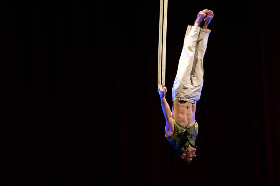 Luft-Akrobat Seraphim Richter begeistert seine Zuschauer mit seiner Performance an den Strapaten.