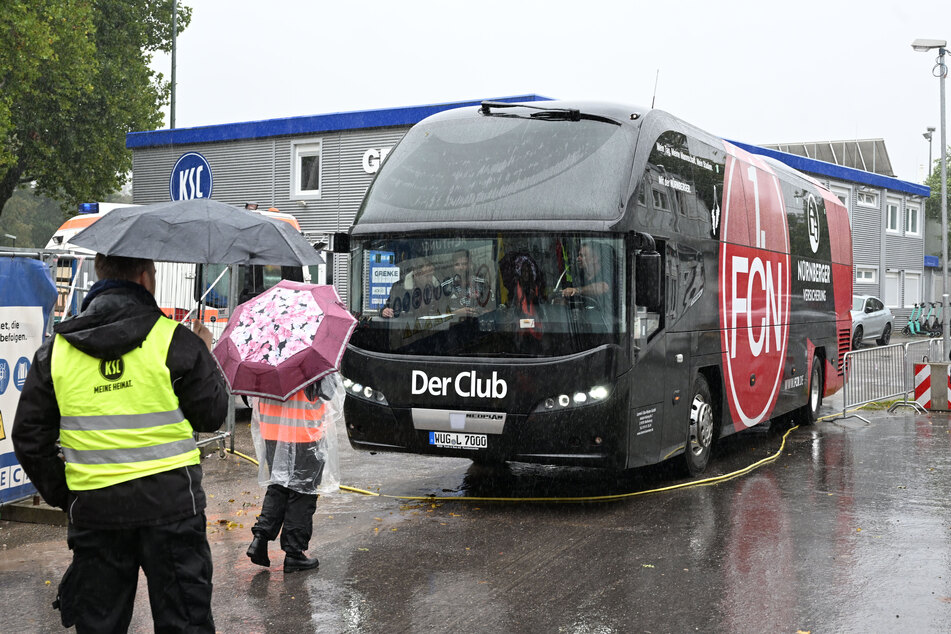 Auch die Polizei kann sich mal irren: Statt des Mannschaftsbusses des 1. FC Nürnberg eskortierten die Beamten einen Fan-Bus ins Stadion.