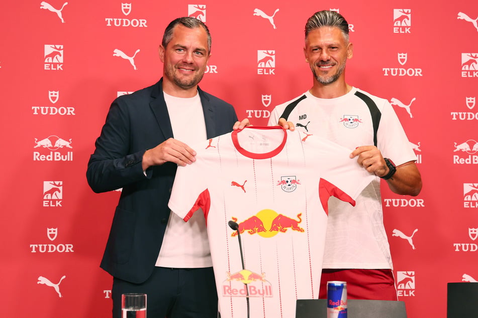 RB Leipzigs Marcel Schäfer (41, l.) zeigte sich auf der Vorstellungs-Pressekonferenz von Martín Demichelis (45) glücklich über die Verpflichtung.