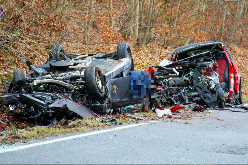 Ein BMW kracht in einen Audi im Gegenverkehr. Bei dem Unfall stirbt eine 44-jährige Frau.