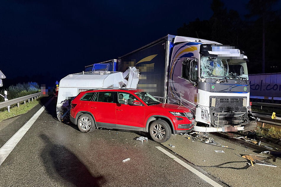 Der Lkw krachte beim Versuch auszuweichen in ein Wohnwagen-Gespann.