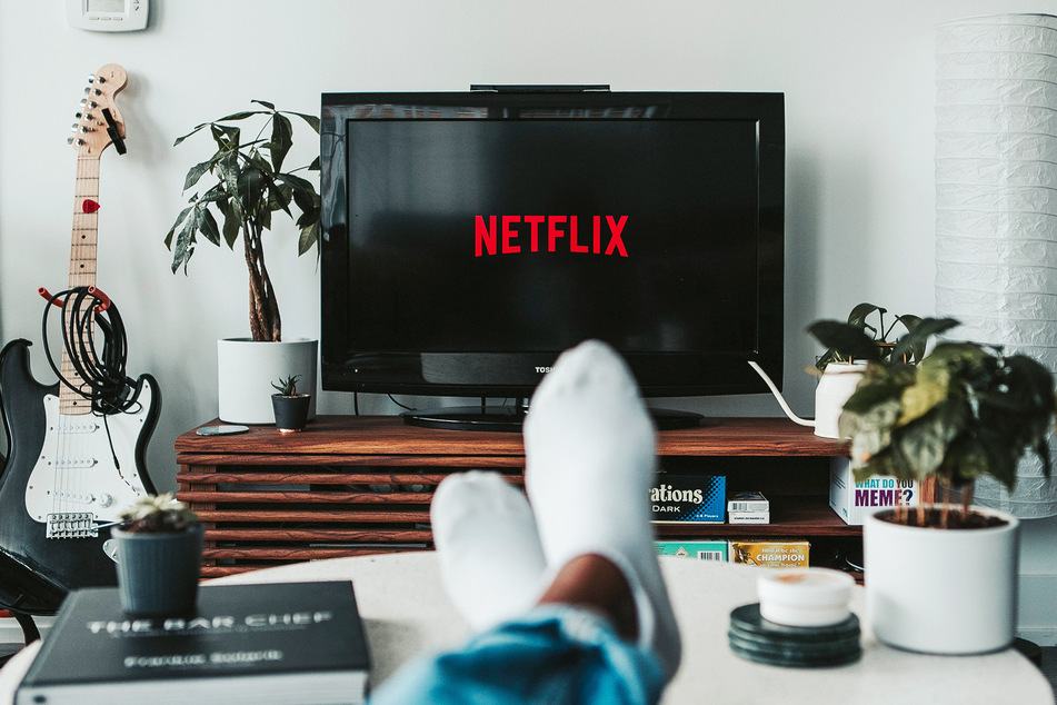 Füße hochlegen und billig Netflix gucken: Ab November geht das in Deutschland wieder - dank Werbung in den Filmen und Serien.