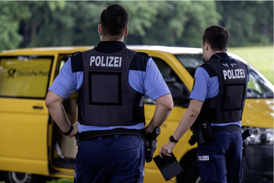 Die Polizei überprüfte am Samstagnachmittag ein Postauto in Zittau.