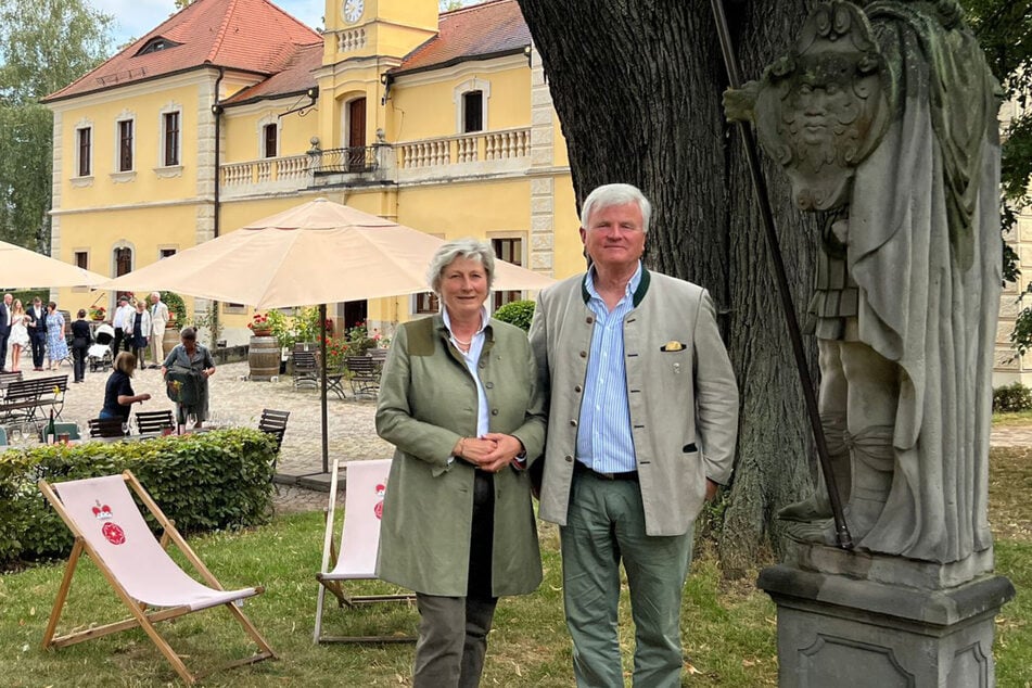 Prinzessin Alexandra (61) und Prinz Georg zur Lippe (68) auf ihrem Schlosshof Proschwitz. Sie wollen vor keinen Parteikarren gespannt werden.