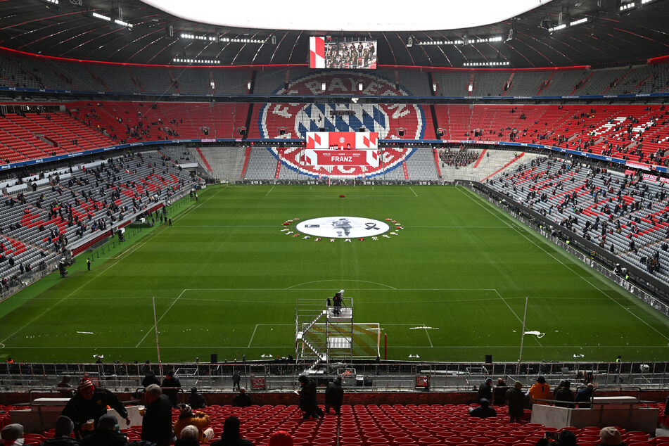 Schon lange vor dem offiziellen Beginn der Trauerfeier füllte sich die Münchner Allianz-Arena mit trauernden Fans.