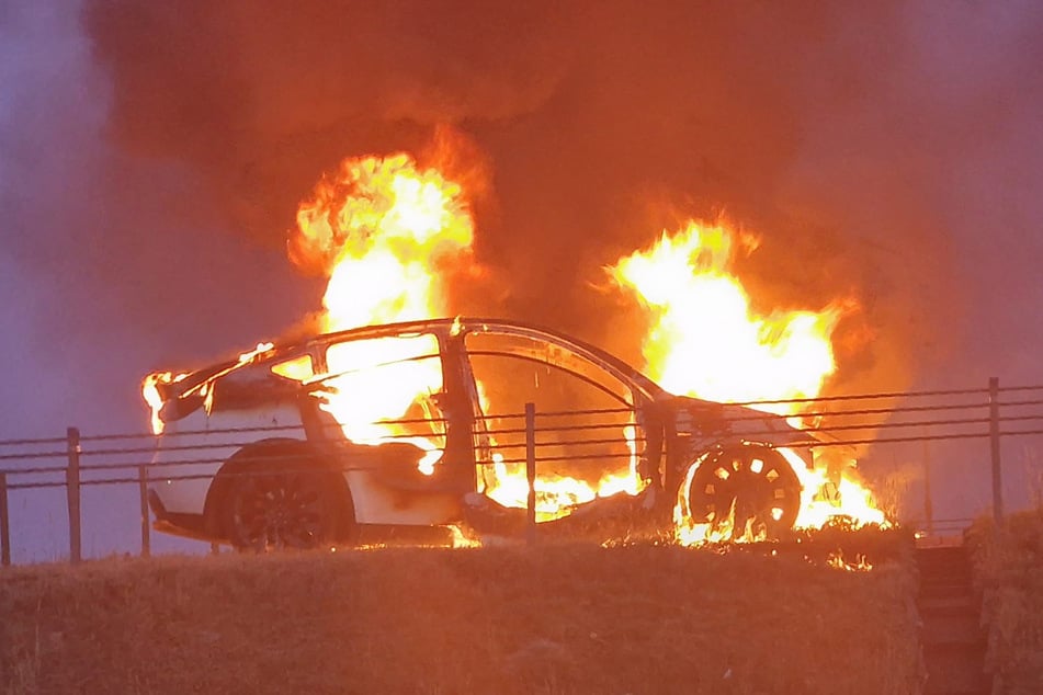 Das Tesla-Elektroauto brannte vollständig aus.