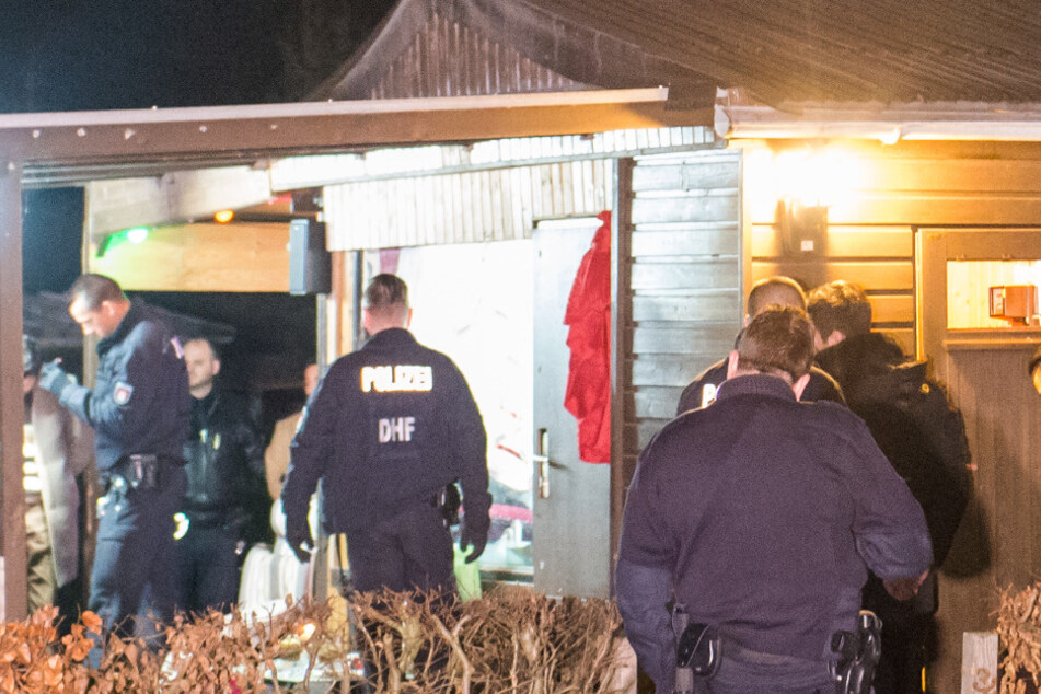 Polizisten sichern ein Haus in einem Kleingartenverein. (Archivbild)