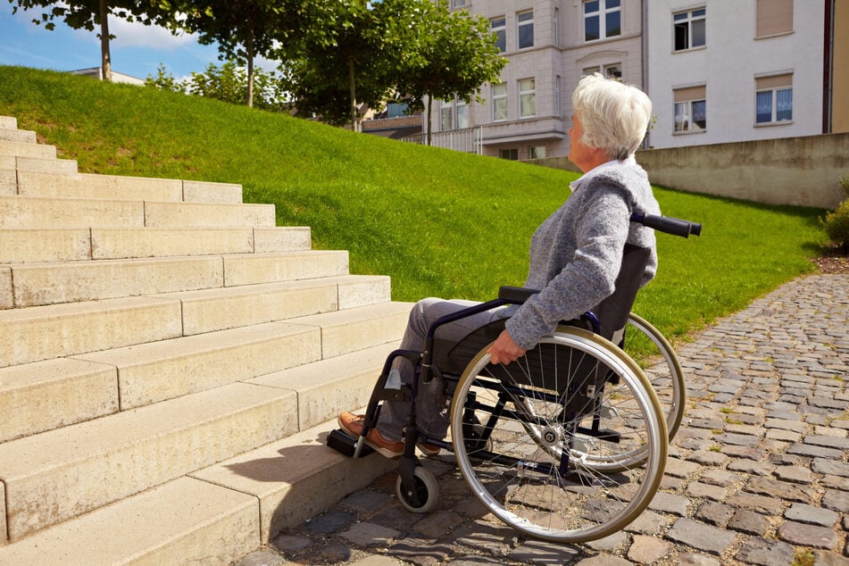 Schon eine kurze Treppe oder ein Absatz kann für Rollstuhlfahrer zu einem unüberwindbaren Hindernis werden. Mit dem "Investitionsprogramms Barrierefreies Bauen" kann man Anträge für behindertengerechte Zugänge stellen. (Symbolfoto)