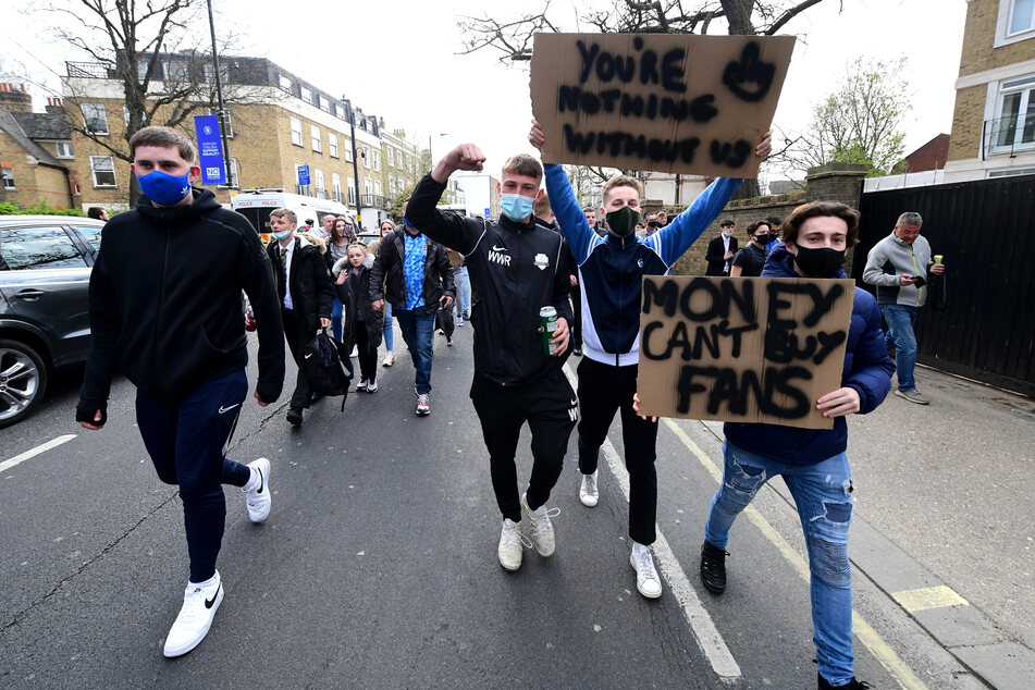 In London protestierten Fußball-Fans gegen die Super League.