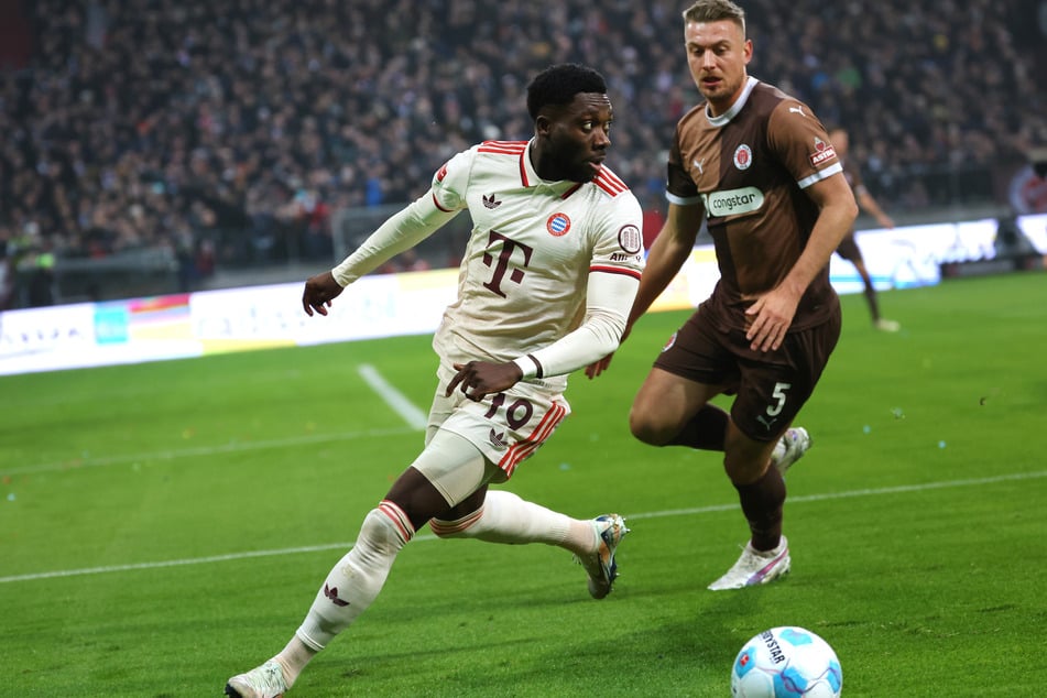 Alphonso Davies' (24, l.) Vertrag bei Bayern läuft 2025 aus. Die Zeichen stehen auf Abschied.