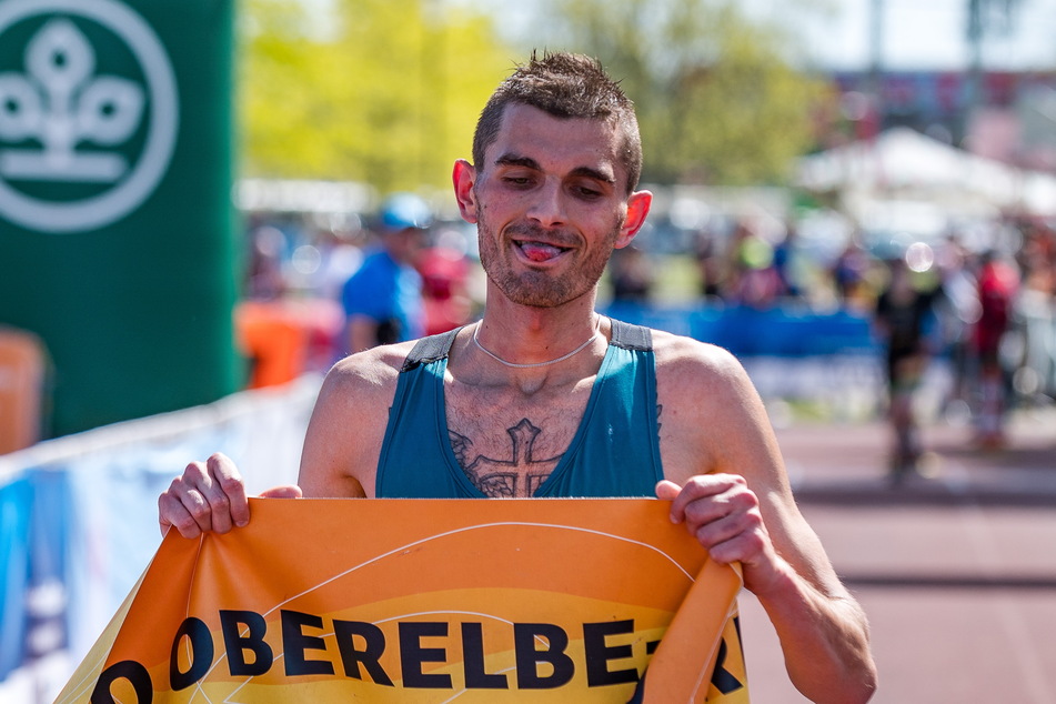 Erschöpft, aber happy war Andrzej Rogiewicz (31) im Ziel nach seinem Marathon.