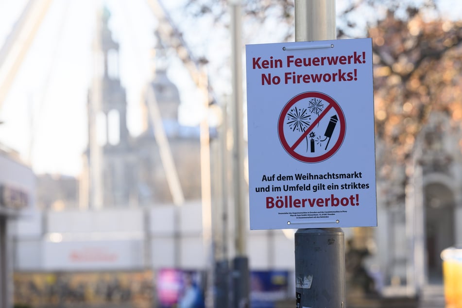 Auf dem Augustusmarkt in Dresden hängen Plakate mit einem Aufruf zum Böllerverbot.