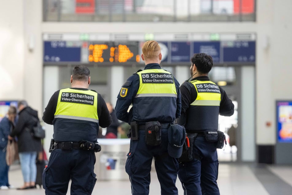 Für die Kontrolle des Alkoholverbotes sollen Kräfte der DB-Sicherheit sorgen, so wie hier am Dresdner Hauptbahnhof.