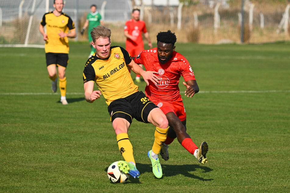 Dynamos Jonas Sterner (22, l.) behauptet sich im zweikampf-Duell mit Essens Neuzugang Joseph Boyamba (28).