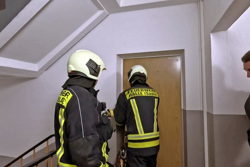 Die Hallenser Feuerwehrleute mussten die Wohnungstür aufbrechen.