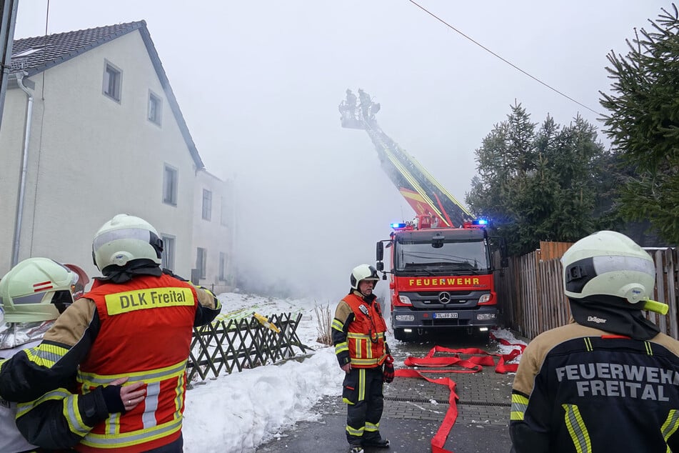 Die Feuerwehr konnte verhindern, dass auch das Wohnhaus in Mitleidenschaft gezogen wurde.