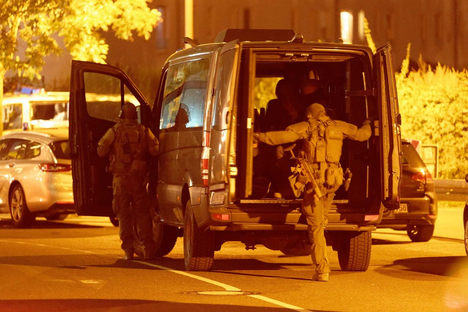 Einsatzkräfte einer Spezialeinheit waren am Freitagabend vor dem Düsseldorfer Hotel vorgefahren.