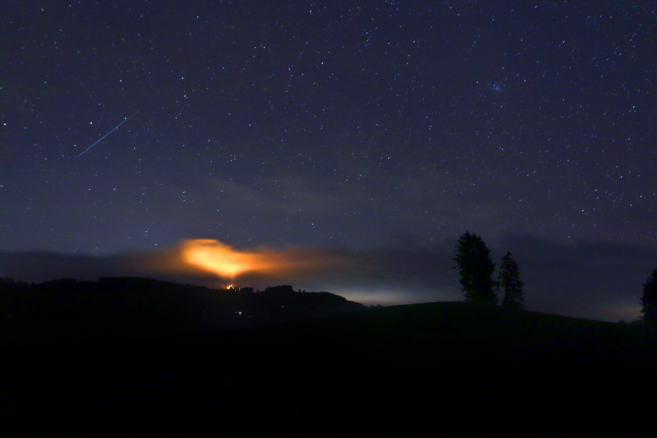 Bis zu 150 Meteoriten sind stündlich im Sternschnuppenstrom der Geminiden zu sehen.