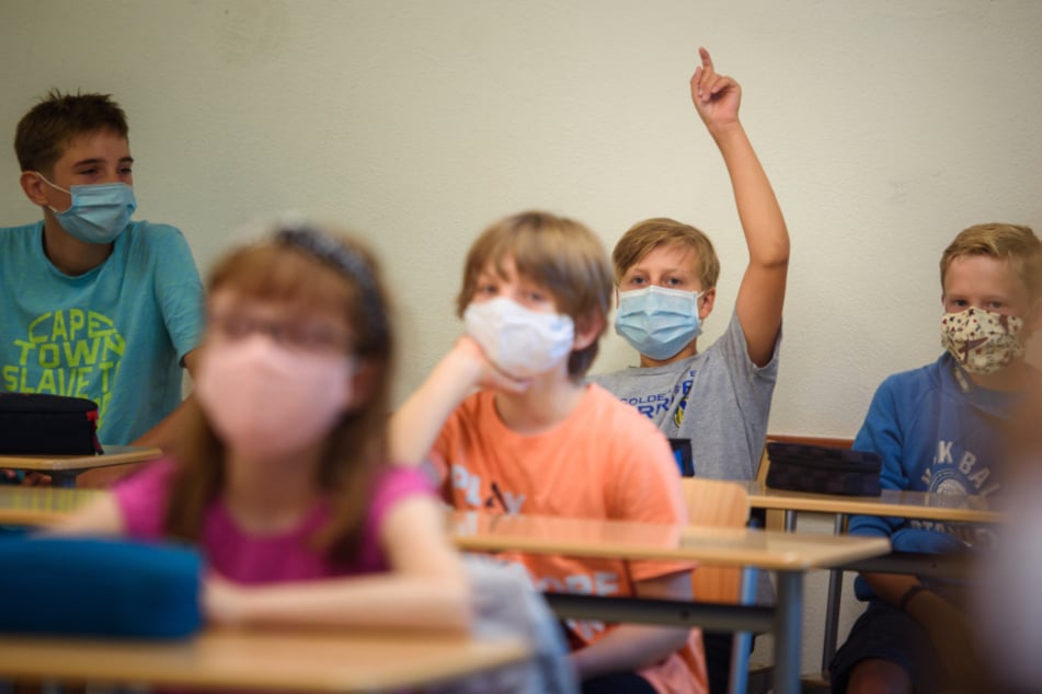 Manche Schüler müssen nun Maske im Unterricht tragen.