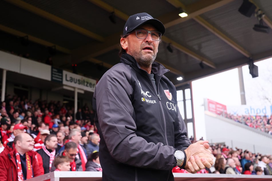 Von wegen harter Hund: Pele Wollitz (60) verordnete seinem Team am Donnerstag trainingsfrei.