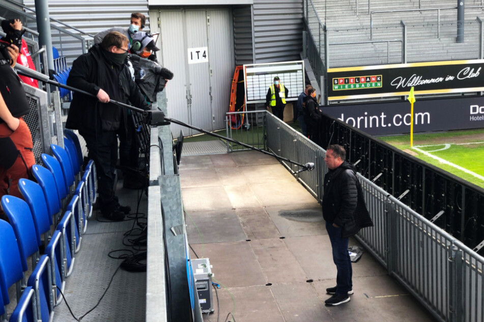 Markus Kauczinski vorm Sky-Mikrofon - hier vor dem Gastspiel in Wiesbaden. In Sandhausen war er aufgrund der skurrilen Fragen nicht zum Scherzen aufgelegt.