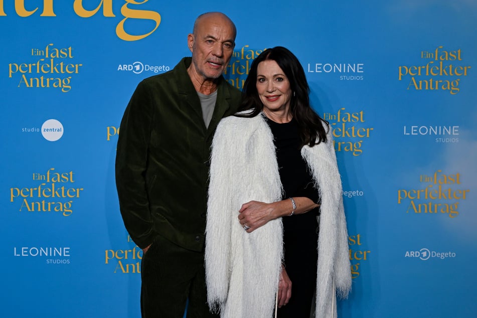 Heiner Lauterbach (72) und Iris Berben (75) verlieben sich auf der Leinwand im Film "Ein fast perfekter Antrag".