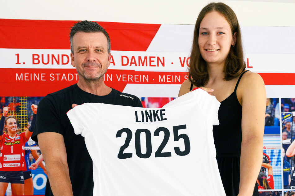 Lena Linke (18) unterschrieb am Freitag bei Alex Weibl (54) ihren Vertrag.