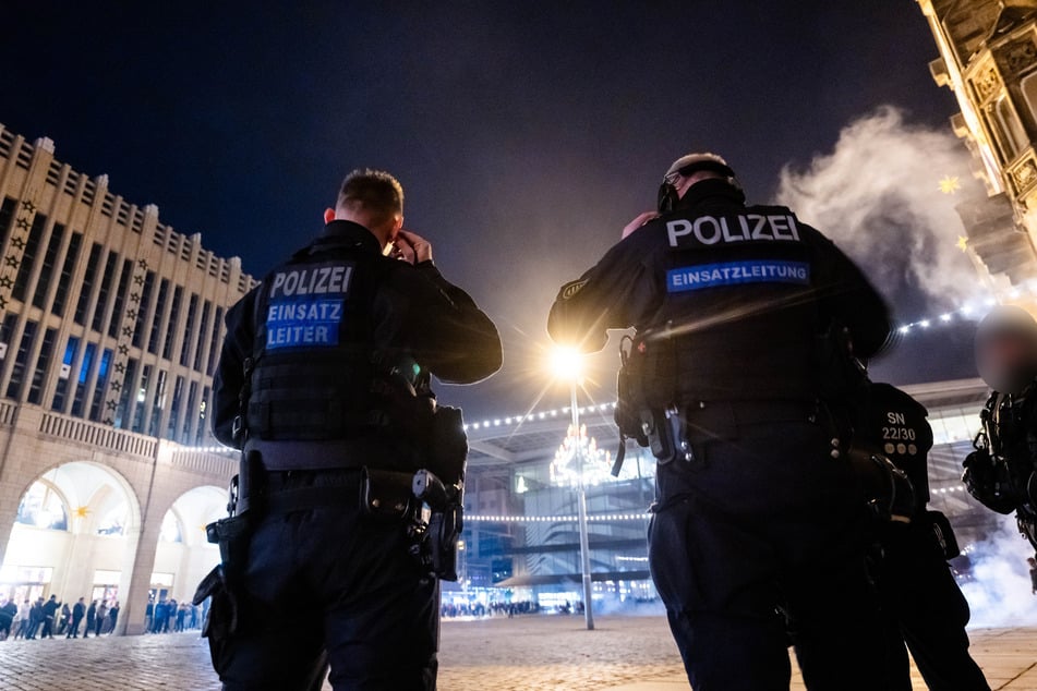 Auf dem Chemnitzer Markt wurde eine Polizistin (26) durch ein Feuerwerk leicht verletzt.