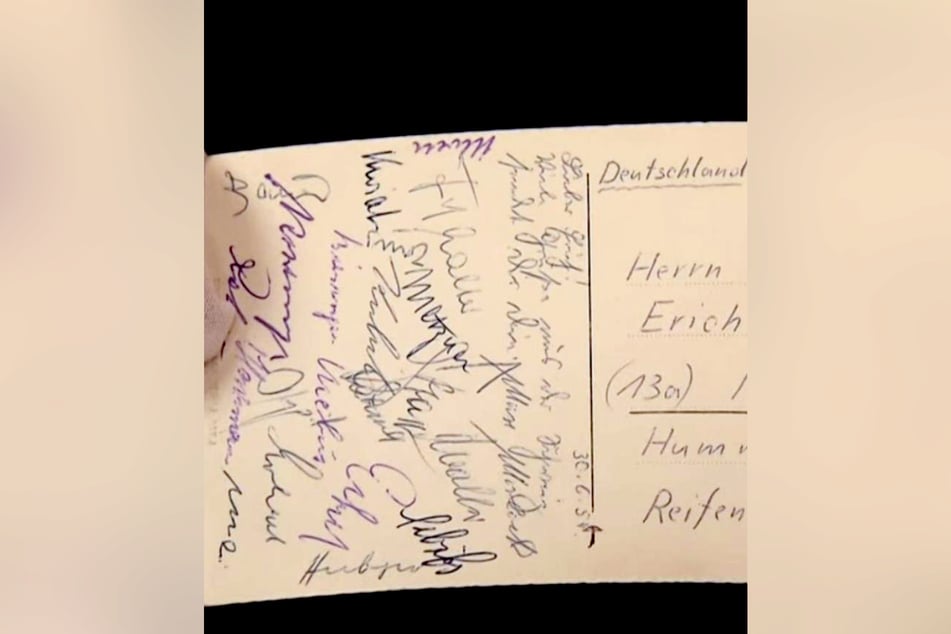 Zahlreiche Akteure der Weltmeister-Mannschaft von 1954 haben auf der Ansichtskarte unterschrieben.