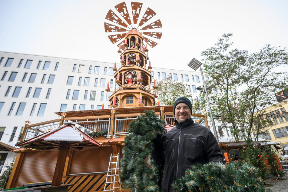 Gastronom André Gruhle (49) schmückt seine neue Riesenpyramide am Düsseldorfer Platz und freut sich auf die Eröffnung.