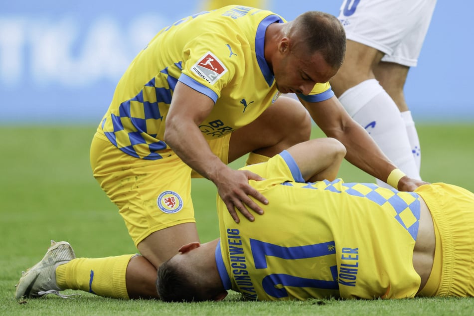 Sven Köhler war auf dem Platz nach einem Schlag gegen den Kehlkopf zusammengebrochen. Schiri Prigan ließ aber weiterlaufen.