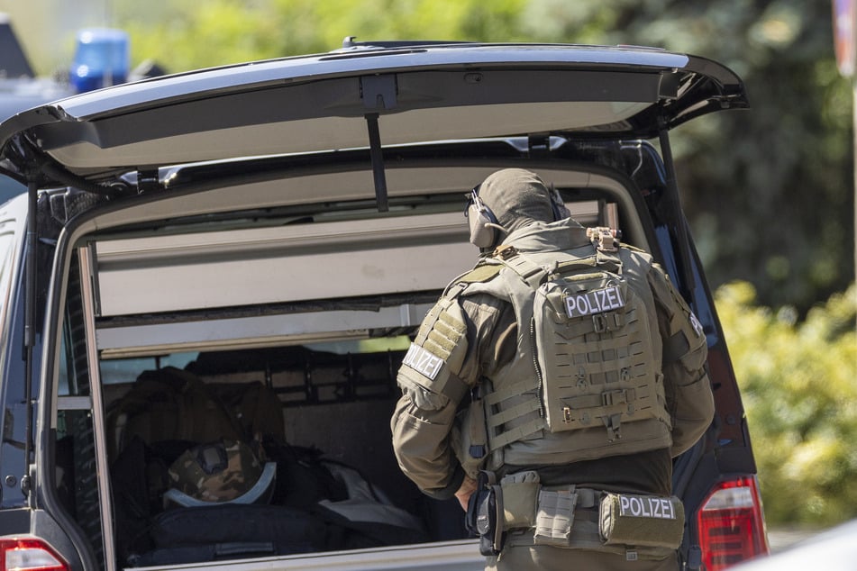 Die Polizei stürmte im Zuge der Razzia Wohnungen und Lagerhallen in Bad Salzuflen, Dormagen, Herne, Lüdenscheid, Neuss und Oberhausen. (Symbolbild)