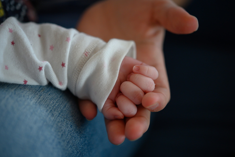 Die große Frage ist jetzt: Wer ist der Vater des Jungen und wie alt ist er? (Symbolbild)