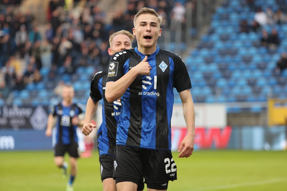 Dreimal Daumen nach oben: Marten Winkler avancierte am Freitagabend mit drei Buden zum Matchwinner des 4:1-Siegs von Mannheim über den Halleschen FC.