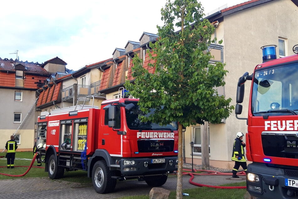 Feuerwehrfahrzeuge stehen vor dem Gebäude des Pflegeheims.