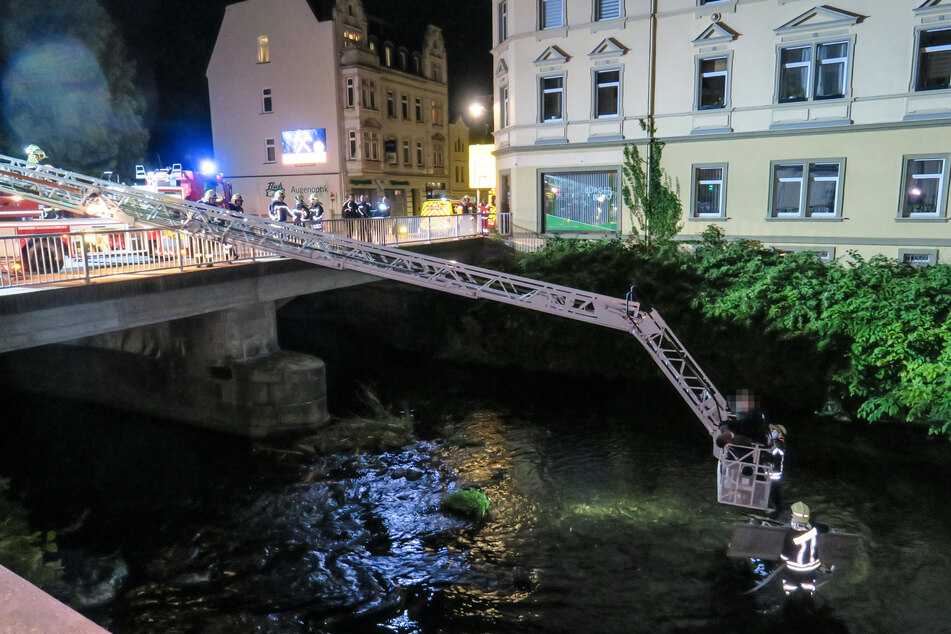 Die Feuerwehr holte den mutmaßlichen Einbrecher und zwei Polizisten mit einer Drehleiter aus der Mulde.