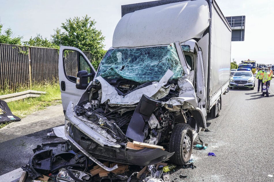 Unfall A8: Transporter rauscht auf Lkw: Fahrer schwer verletzt