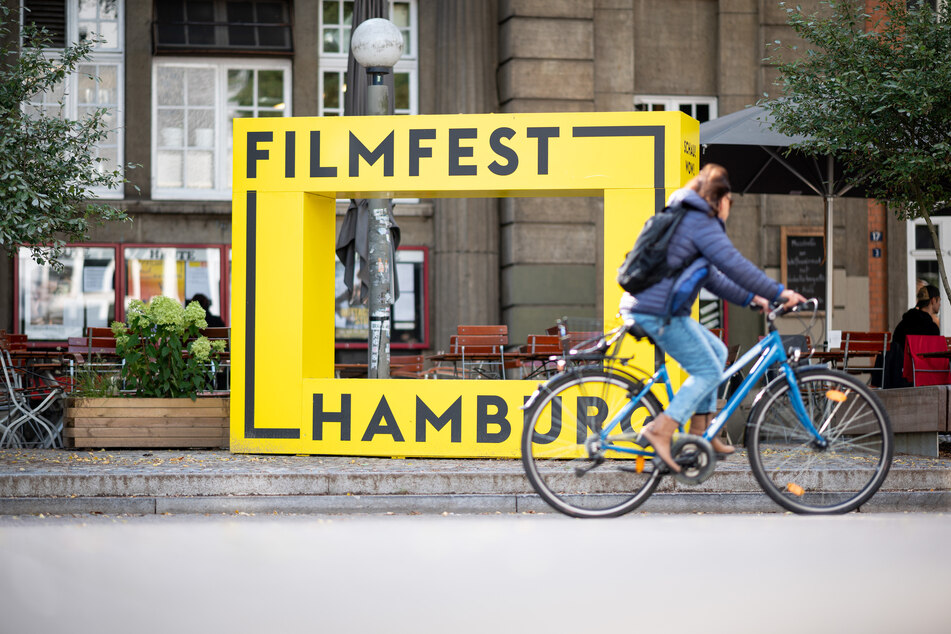 Das Logo des Filmfests Hamburg. Aufgebaut im Jahr 2022 vor dem Abaton Kino.