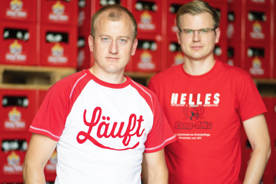 Der Geschäftsführer der Brauerei Lang-Bräu, Richard Hopf (l.) steht mit seinem Bruder und Stellvertreter Rudolf Hopf im Lager von Lang-Bräu.
