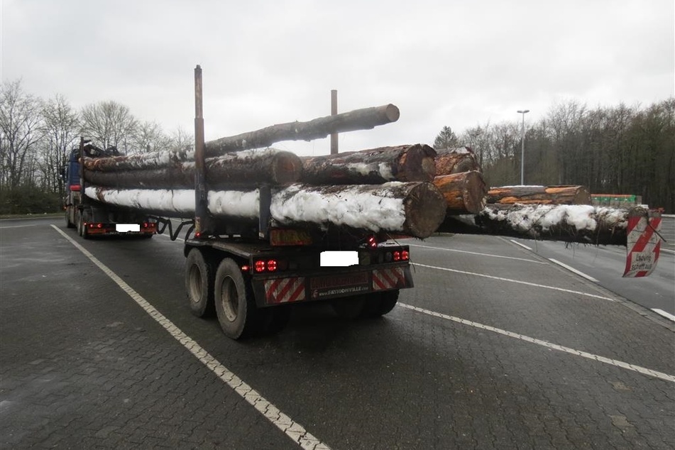 Während dieser Holztransport mit rund sieben Tonnen zu viel "auf den Hüften" daherkam ...