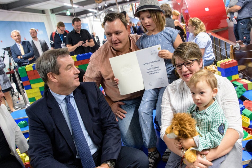 Ende August 2018 hat der bayerische Ministerpräsident Markus Söder (57, l.) sieben Familien aus allen Regierungsbezirken symbolisch zum Start ihre Bewilligungsbescheide überreicht.