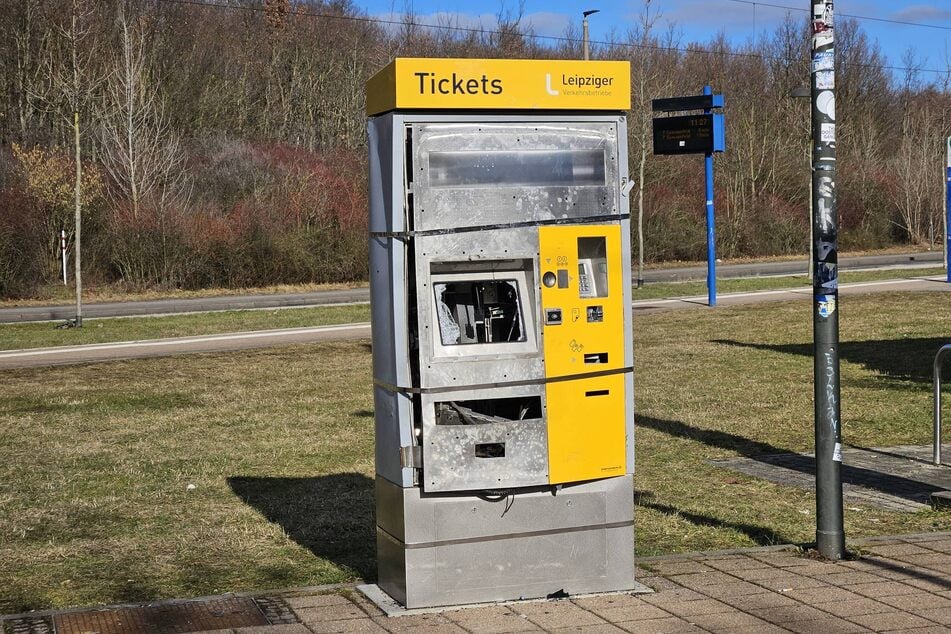 Gegen 4.15 Uhr traf es dann einen Fahrscheinautomaten der LVB in Paunsdorf-Nord.