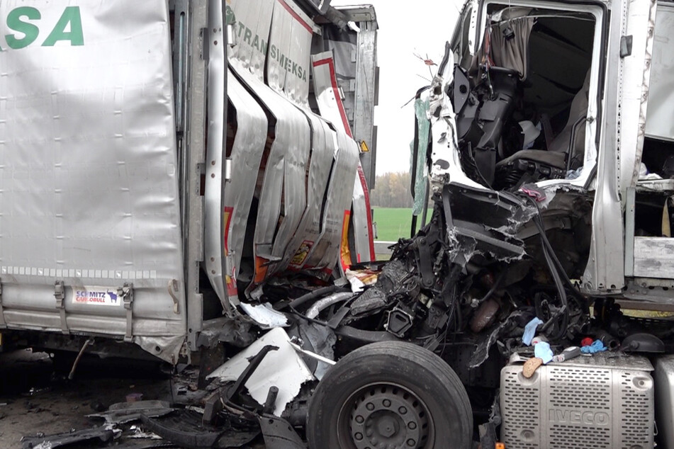 Lkw-Fahrer wird im Fahrerhaus eingeklemmt und stirbt: Tödlicher Unfall auf der A2