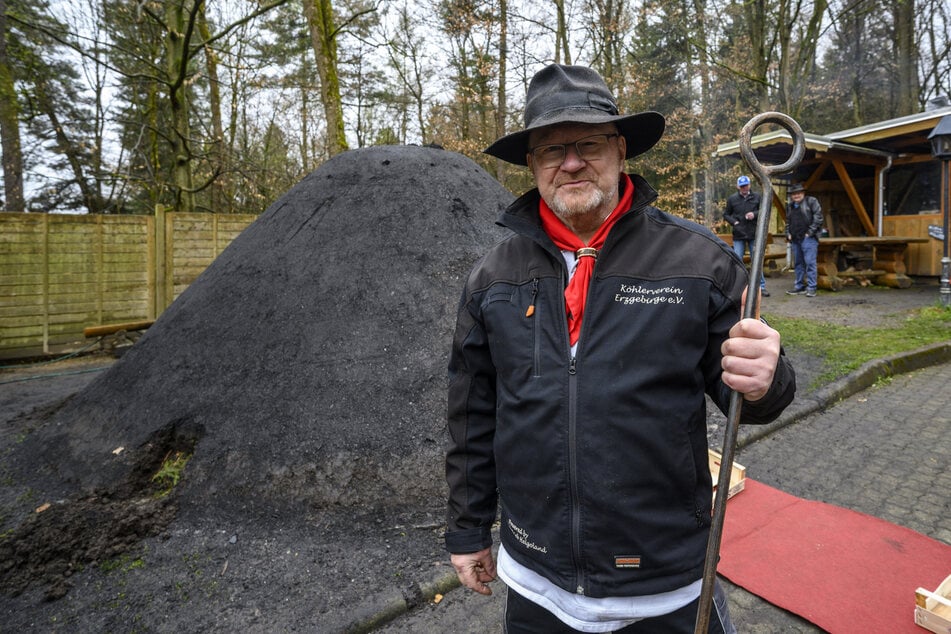 Gastronom und Hobby-Köhler Heiko Schmidt (59) steht neben dem Kohlemeiler.