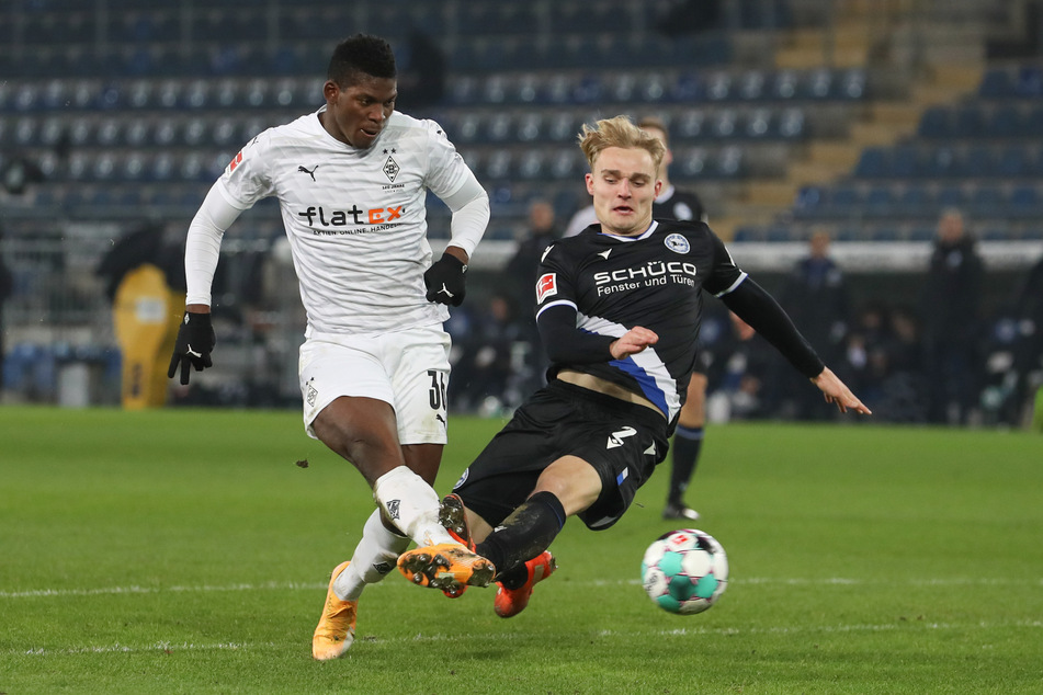 Im Hinspiel der vergangenen Saison erzielte Breel Embolo (24, l.) für die Borussia das goldene Tor zum 1:0-Sieg gegen den Bielefeld. Verteidiger Amos Pieper (23) kam zu spät herangeflogen.