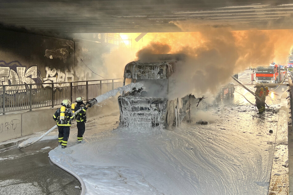 Die Feuerwehr löschte den Lkw, der unter einer Brücke an der Station Elbbrücken zum Halten gekommen war.