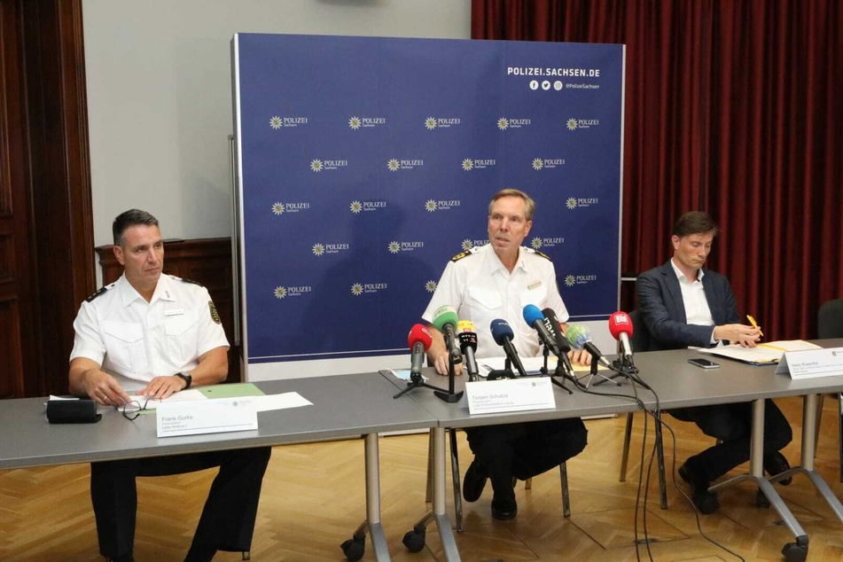 Von links: Polizeidirektor Frank Gurke, Polizeipräsident Torsten Schultze und Ordnungs-Bürgermeister Heiko Rosenthal während des Pressegesprächs am Freitag.