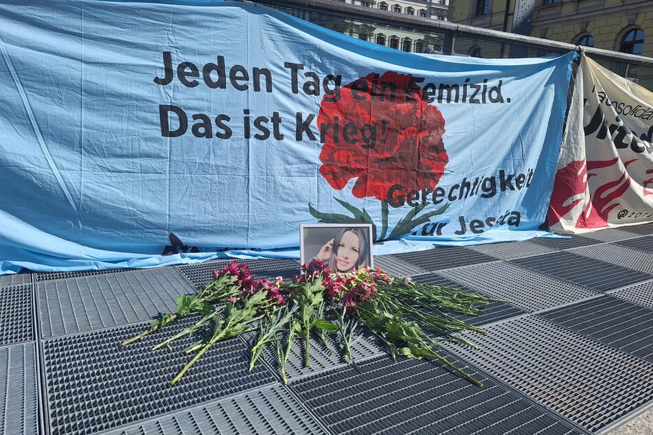 Nach dem Prozess versammelten sich etwa 50 Personen für eine Gedenkkundgebung vor dem Landgericht.