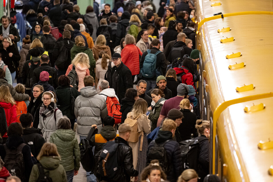 BVG erklären überfüllte Busse und Bahnen mit hohem Krankheitsstand