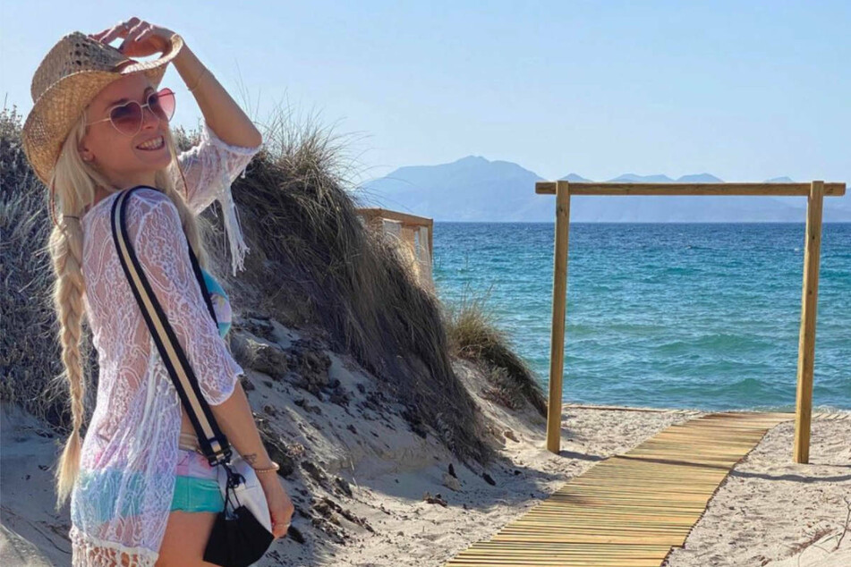 Mia Julia genießt den Strand und das Meer unter der griechischen Sonne.
